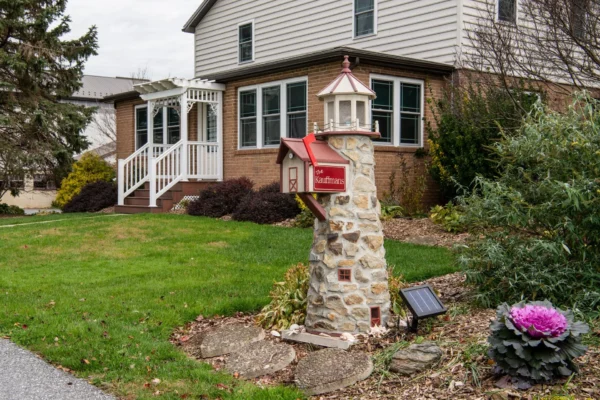 LH6stonewithmailbox 1920w