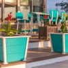 planter large white Aruba blue